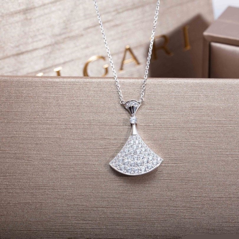 Bo*te*ga venenta necklaces